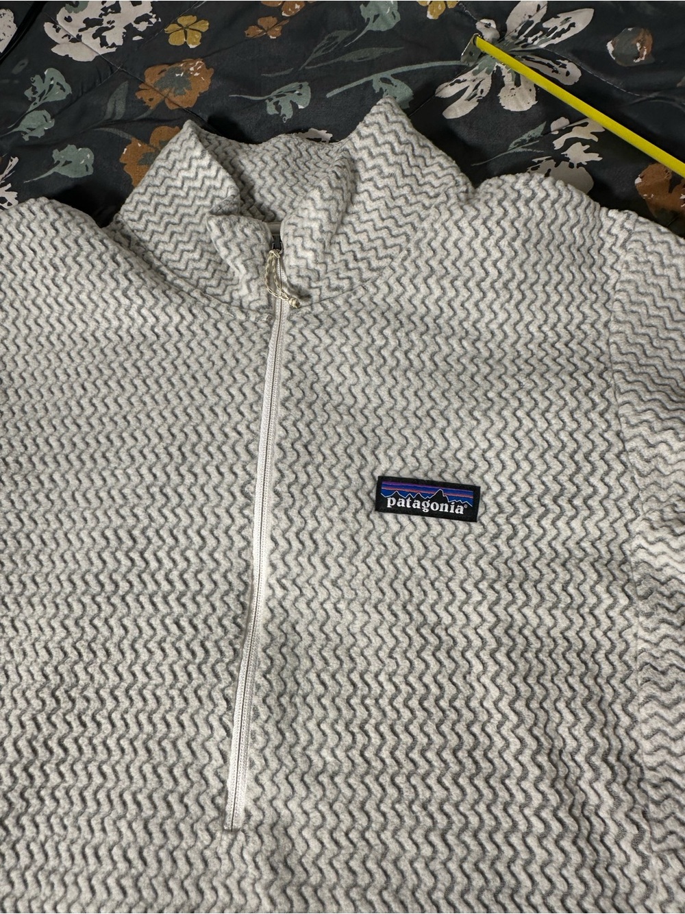 Patagonia Women's Gray Patterned Half-Zip Fleece Sweater size Medium fits Small